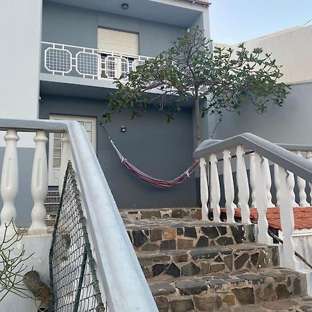 Vivenda Com Patio, No Coracao Do Mindelo Villa Bagian luar foto