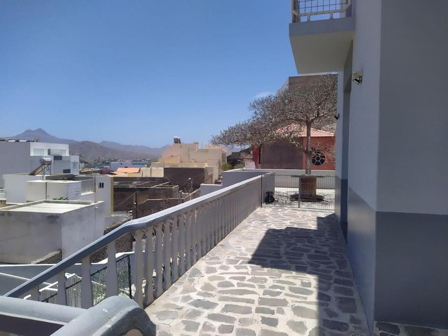 Vivenda Com Patio, No Coracao Do Mindelo Villa Bagian luar foto
