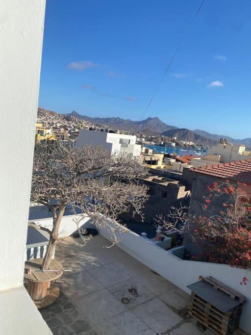 Vivenda Com Patio, No Coracao Do Mindelo Villa Bagian luar foto