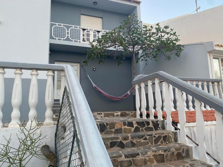 Vivenda Com Patio, No Coracao Do Mindelo Villa Bagian luar foto
