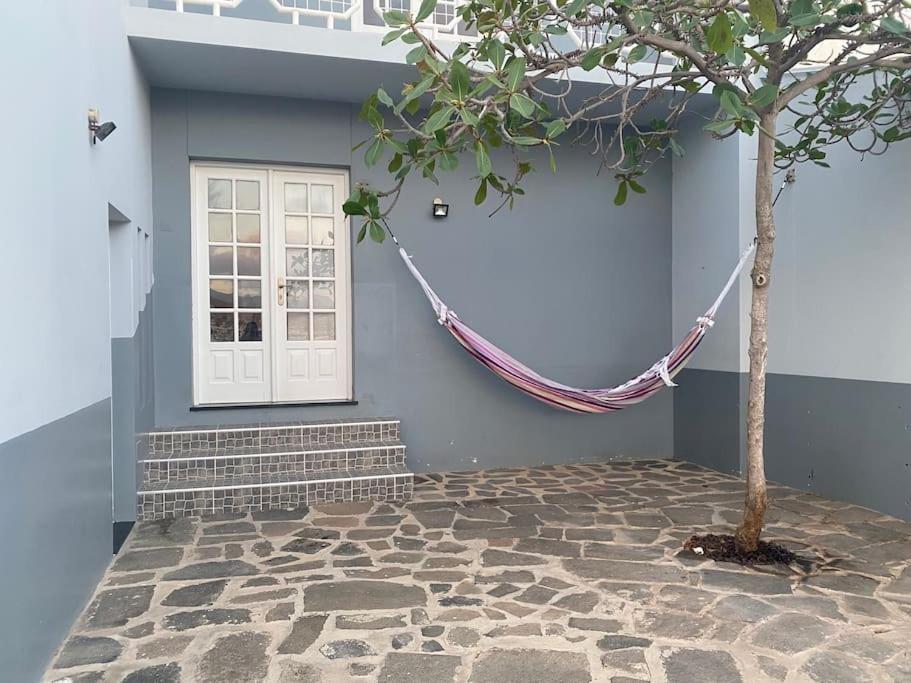 Vivenda Com Patio, No Coracao Do Mindelo Villa Bagian luar foto